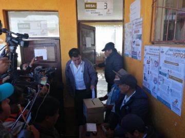 Víctor Borda emite su voto