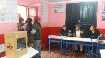 Ciudadanos acuden desde temprano a emitir su voto.