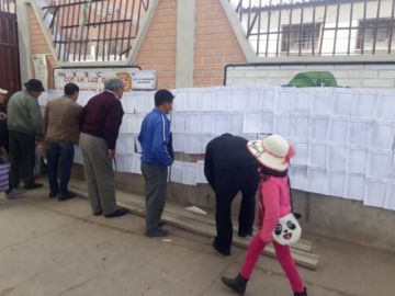 Ciudadanos acuden desde temprano a emitir su voto.