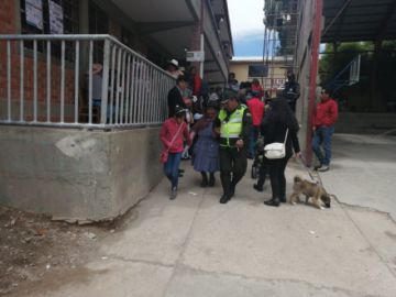 Ciudadanos de la tercera edad llegan a sus recintos a votar.