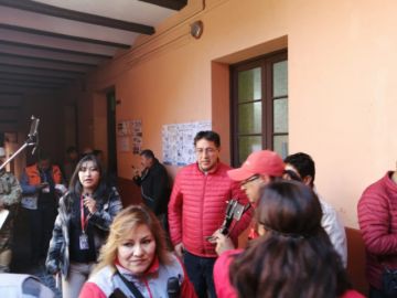 Ciudadanos acuden desde temprano a emitir su voto.
