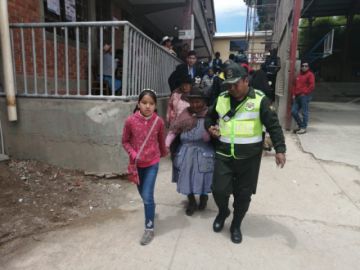 Ciudadanos de la tercera edad llegan a sus recintos a votar.