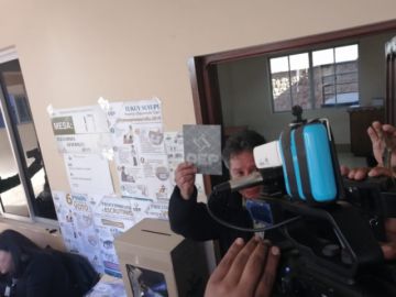 César Navarro votó esta mañana.