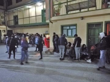 Los detenidos anoche, en el patio del comando de la Policía.