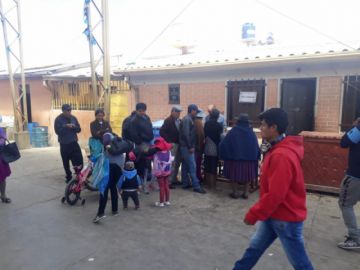 Ciudadanos acuden desde temprano a emitir su voto.