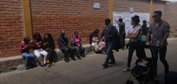 Ciudadanos acuden desde temprano a emitir su voto.