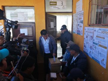 Víctor Borda emite su voto