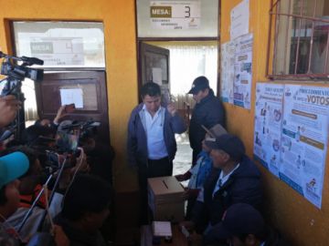 Víctor Borda emite su voto