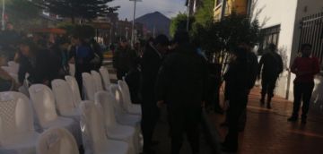 Preparan el inicio del acto.