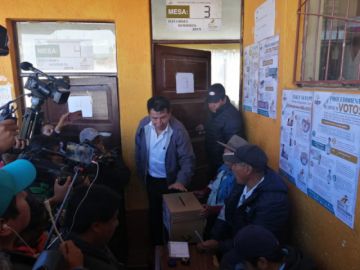 Víctor Borda emite su voto