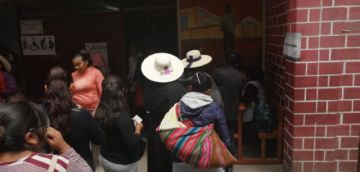Ciudadanos acuden desde temprano a emitir su voto.