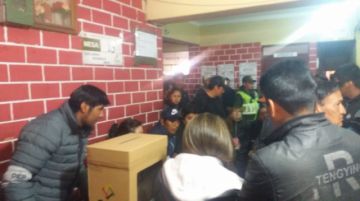 Ciudadanos acuden desde temprano a emitir su voto.