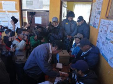 Víctor Borda hace fila para votar.