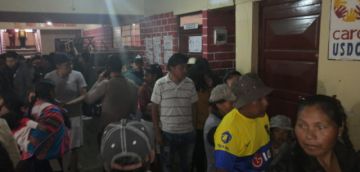 Ciudadanos acuden desde temprano a emitir su voto.