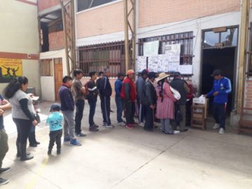 Ciudadanos acuden desde temprano a emitir su voto.