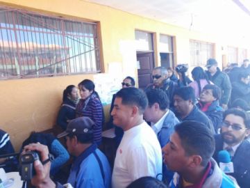 Víctor Borda hace fila para votar.