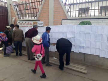 Ciudadanos acuden desde temprano a emitir su voto.