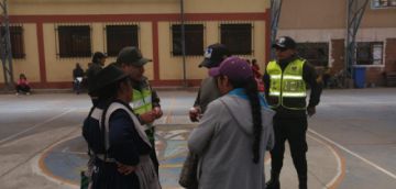 Ciudadanos acuden desde temprano a emitir su voto.