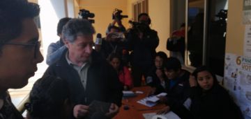 César Navarro votó esta mañana.