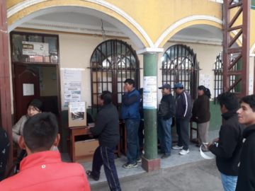 Ciudadanos acuden desde temprano a emitir su voto.