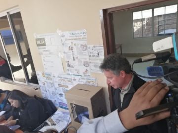 César Navarro votó esta mañana.