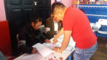Ciudadanos acuden desde temprano a emitir su voto.