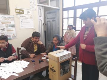 Daly Santa María emitió su voto.