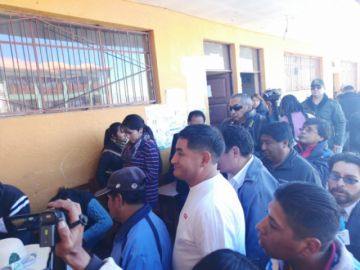 Víctor Borda hace fila para votar.