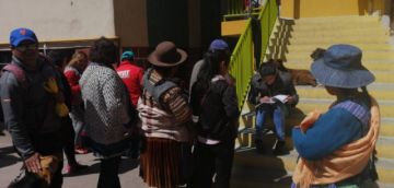 Ciudadanos acuden desde temprano a emitir su voto.