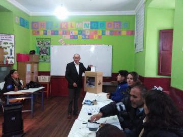 Guillermo Benavides emite su voto