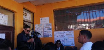 Víctor Borda hace fila para votar.