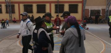 Ciudadanos acuden desde temprano a emitir su voto.