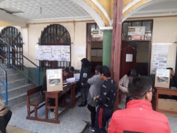 Ciudadanos acuden desde temprano a emitir su voto.