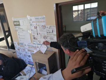 César Navarro votó esta mañana.