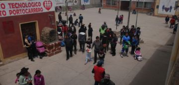 Ciudadanos acuden desde temprano a emitir su voto.