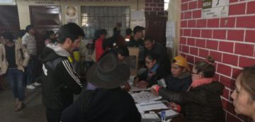 Ciudadanos acuden desde temprano a emitir su voto.