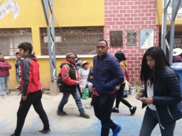 Ciudadanos acuden desde temprano a emitir su voto.