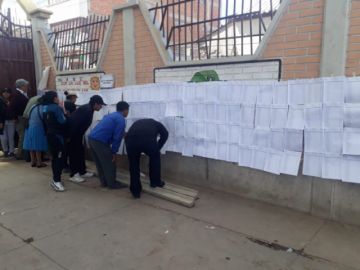 Ciudadanos acuden desde temprano a emitir su voto.