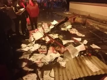 Papeles quemados en el incendio.