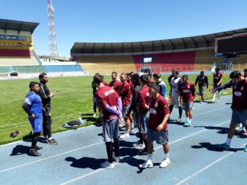 Entrenan en el estadio Víctor Agustín Ugarte.
