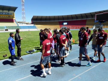 Entrenan en el estadio Víctor Agustín Ugarte.