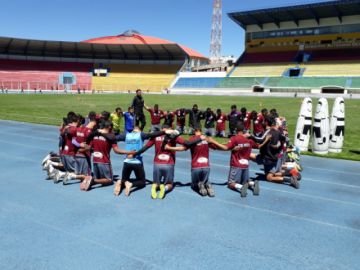 Entrenan en el estadio Víctor Agustín Ugarte.