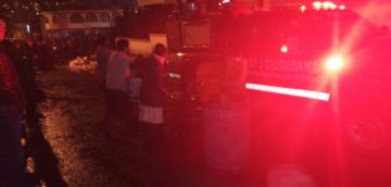 la gente ayudó a apagar el fuego.
