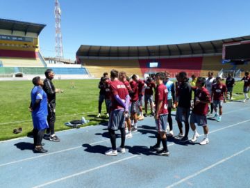 Entrenan en el estadio Víctor Agustín Ugarte.