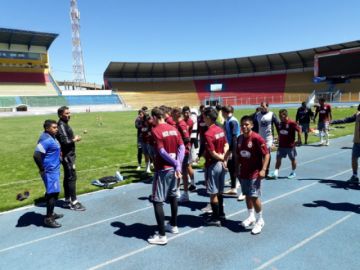 Entrenan en el estadio Víctor Agustín Ugarte.