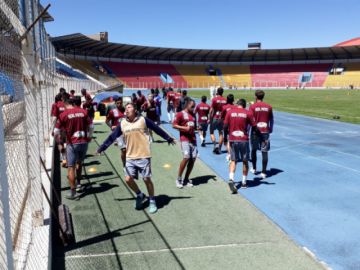 Entrenan en el estadio Víctor Agustín Ugarte.