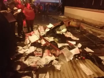Papeles quemados en el incendio.