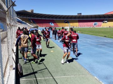 Entrenan en el estadio Víctor Agustín Ugarte.