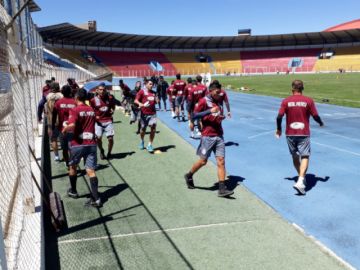 Entrenan en el estadio Víctor Agustín Ugarte.