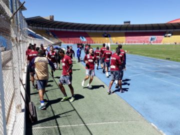 Entrenan en el estadio Víctor Agustín Ugarte.